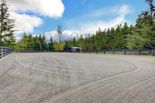Horse fazenda equitação arena aberta com cascalho . — Fotografia de Stock