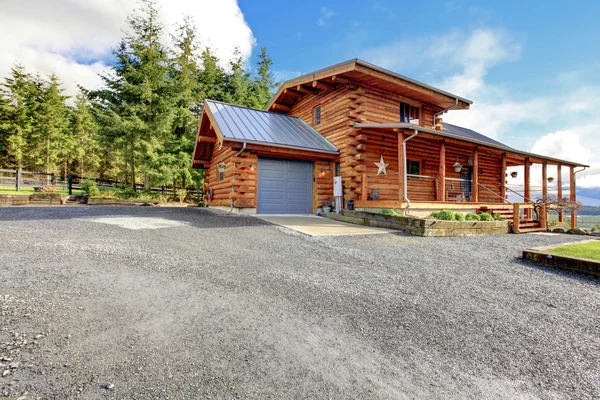 Large classic American log cabin home. — Stock Photo, Image