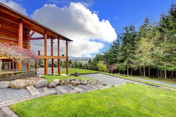 Lof cabin on the hill wth forest view. — Stock Photo, Image