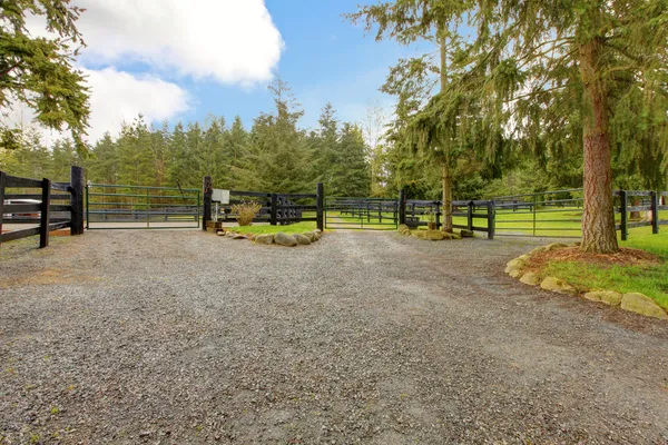 Häst gård grusväg med tre grindar. — Stockfoto
