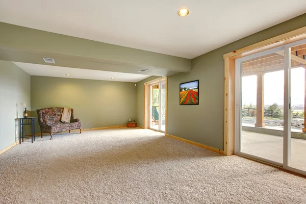 Nível do solo grande nova sala de estar com paredes verdes . — Fotografia de Stock