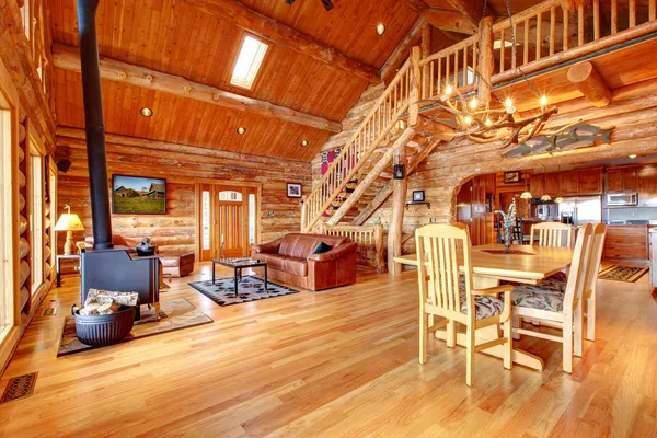 Stora lyxiga log house vardagsrum. — Stockfoto