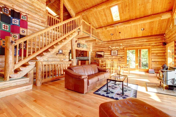 Salón de lujo con cabaña de madera y sofá de cuero . — Foto de Stock