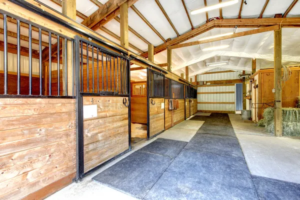 Horse fazenda estável galpão interior . — Fotografia de Stock