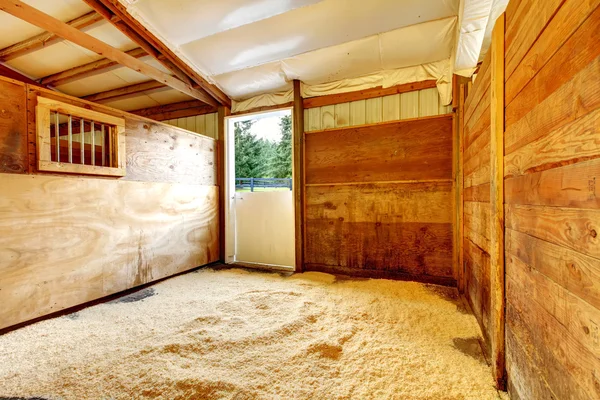 Paard boerderij lege stabiele interieur. — Stockfoto