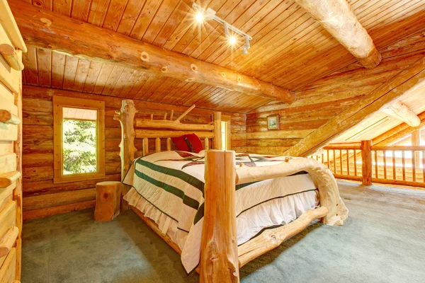 Blockhaus Schlafzimmer unter Holz große Decke. — Stockfoto