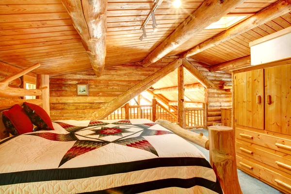 나무 큰 천장 아래 통나무 오두막 침실. — 스톡 사진