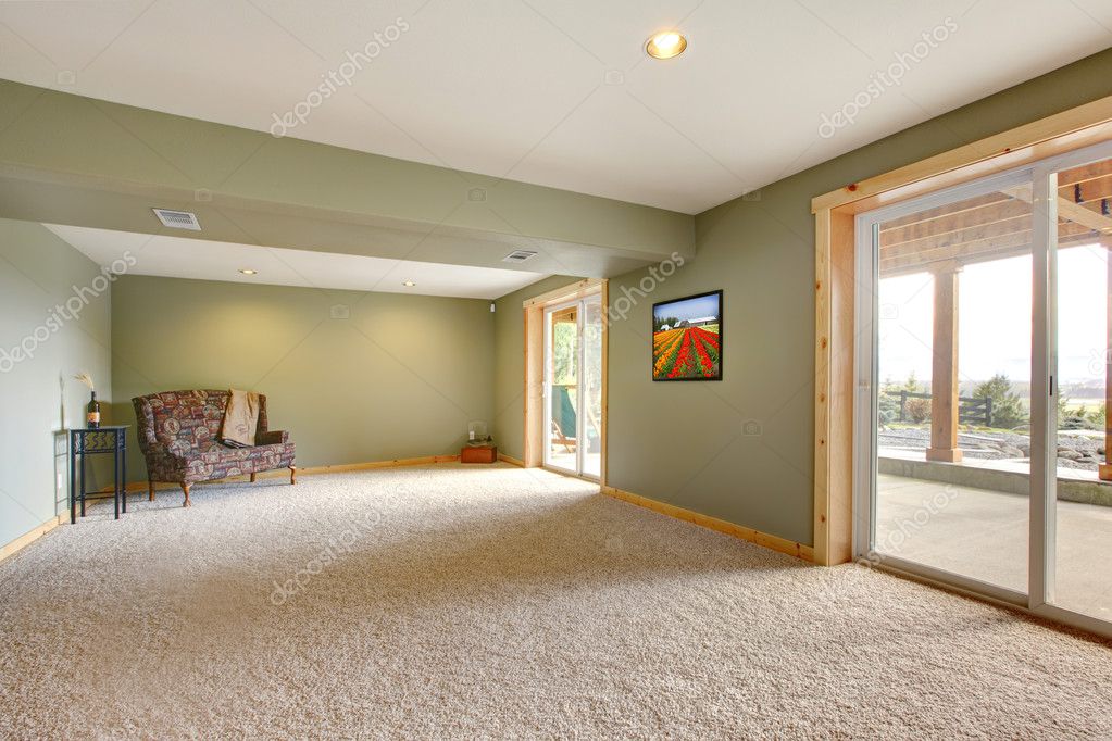 grondniveau grote nieuwe woonkamer met groene muren — Stockfoto ... grondniveau grote nieuwe woonkamer met groene muren — Stockfoto ...