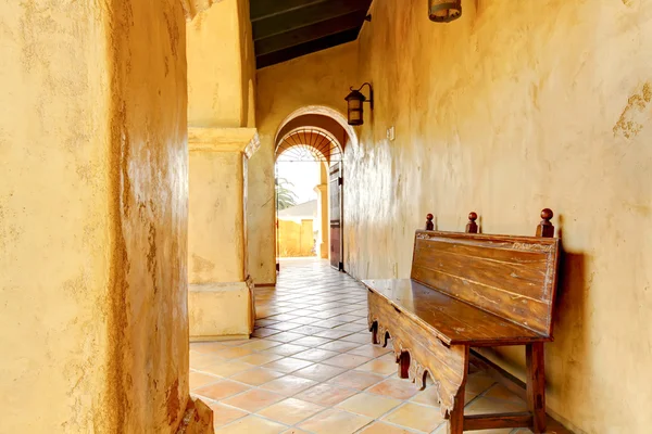 Spanish building details with arches and bench. — Stock Photo, Image