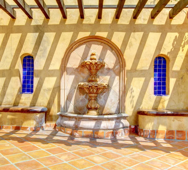 Испанский фонтан с жёлтой стеной . — стоковое фото