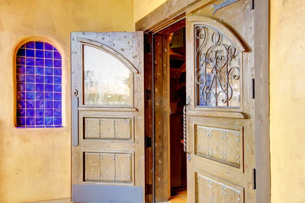 Архитектурные детали старой двери в Испании . — стоковое фото