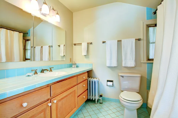 ブルーのタイルが古いアンティーク浴室. — ストック写真