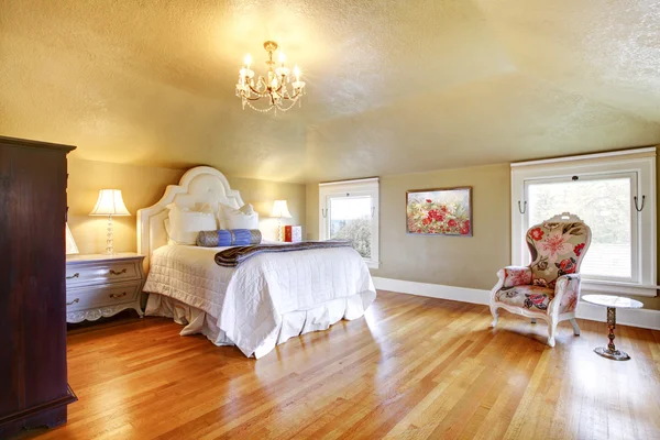 Золотая роскошная спальня с белым постельным бельем . — стоковое фото