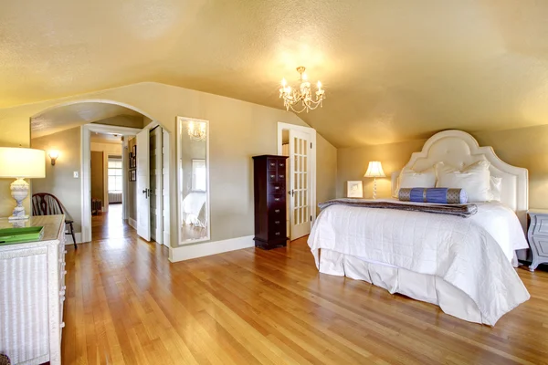 Lujo elegante dormitorio de oro interior con ropa de cama blanca . —  Fotos de Stock