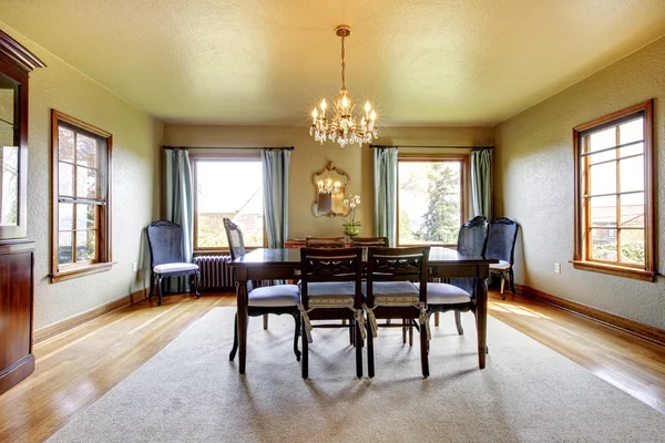 Large luxury elegant dining room with four windows. — Stock Photo, Image