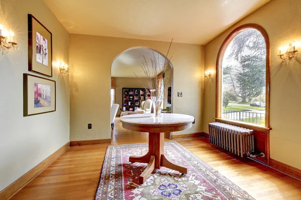 Интерьер роскошного входа в дом с круглым столом . — стоковое фото