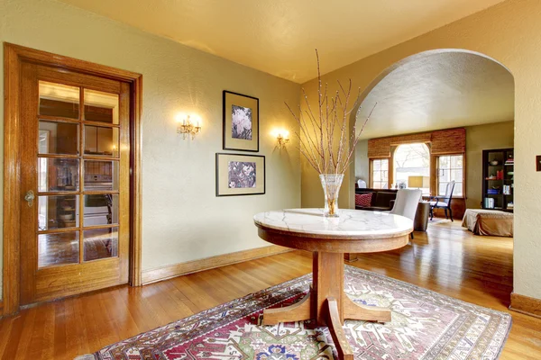 Entrada de lujo interior de la casa con mesa redonda . — Foto de Stock