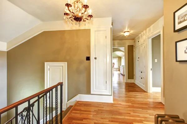 Couloir et escalier de luxe antique avec des murs verts . — Photo