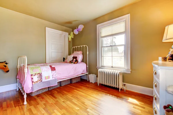 ピンクのベッドと赤ちゃんの女の子寝室のインテリア. — ストック写真