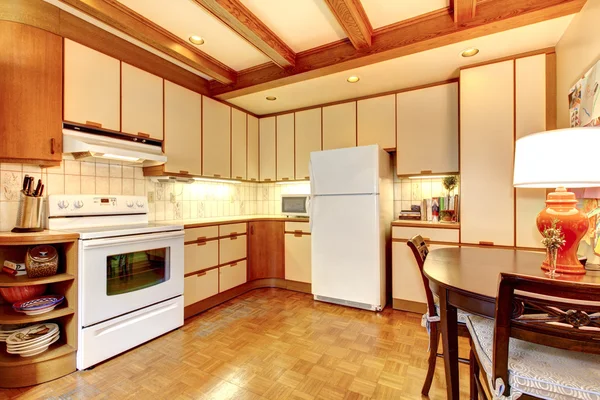 Velho branco simples e interior de cozinha de madeira . — Fotografia de Stock