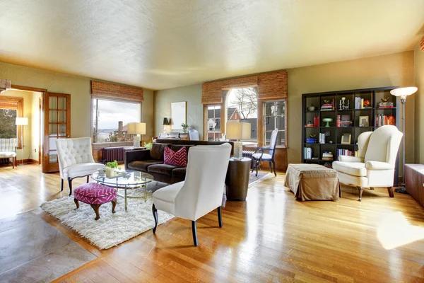 Velký zlatý starožitný obývací pokoj interiér. — Stock fotografie