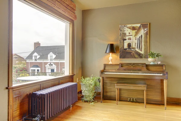 Gamla antika piano och vardagsrum med utsikt. — Stockfoto