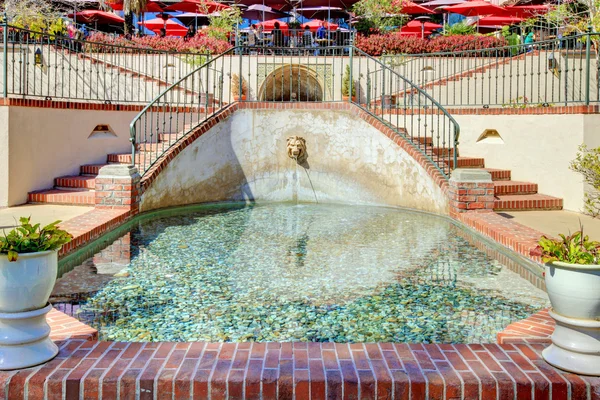 Brunnen mit zwei treppen im balboa park, san diego. — Stockfoto