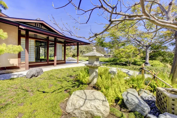 Jardim japonês em San Diego com uma estrutura de casa . — Fotografia de Stock