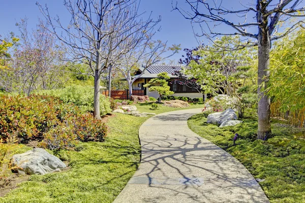 Japanese garden in San Diego with walking path. — Stock Photo, Image