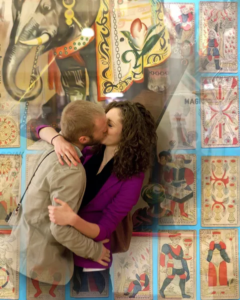 Paar küsst sich mit einem alten Tarot-Karten Hintergrund. — Stockfoto