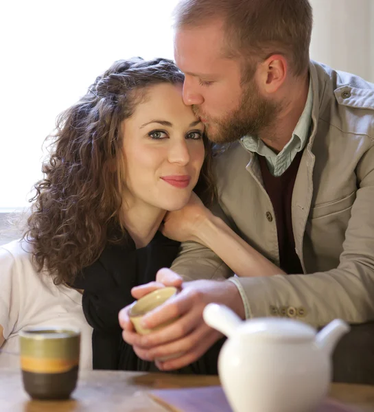 Paar is het drinken van thee in de woonkamer. — Stockfoto