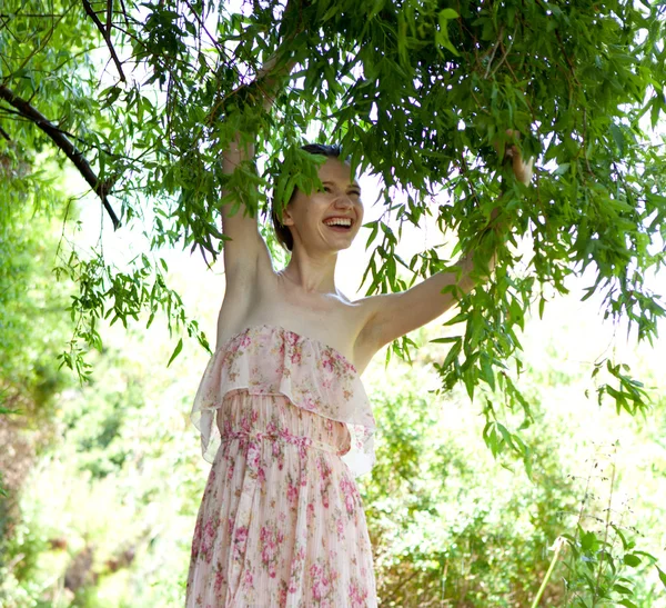 Happy young women under tropic green tree. — Stock Photo, Image