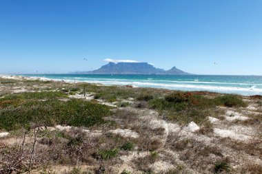 Sunset beach ile Masa Dağı, cape town, Güney Afrika.