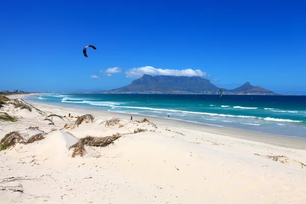 日落海滩与表山、 开普敦、 南非. — 图库照片
