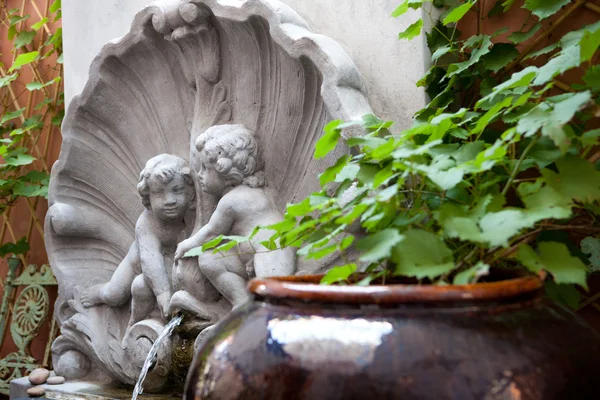 Brunnen und Skulptur Gartendekoration. — Stockfoto