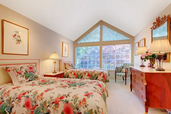Elegante dormitorio de invitados con dos camas individuales . —  Fotos de Stock