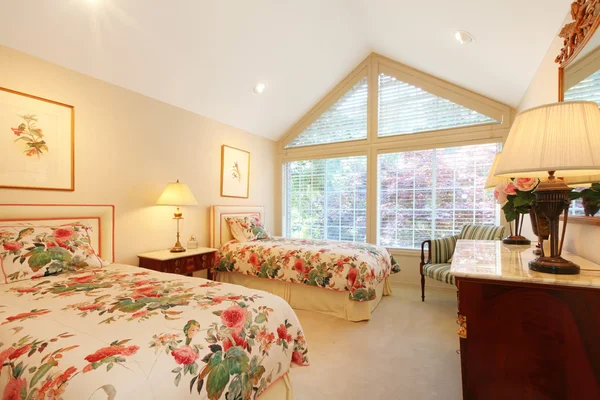 Elegante quarto de hóspedes com duas camas individuais . — Fotografia de Stock