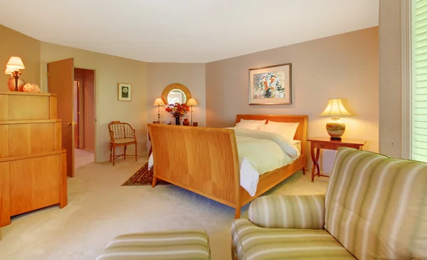 Büyük Ramrocket, kahverengi ve altın yatak odası tasarımı. — Stok fotoğraf