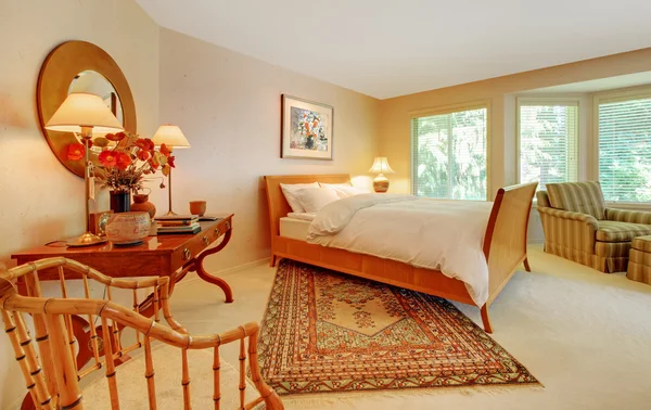 Ampia camera da letto elegante con toni naturali . — Foto Stock