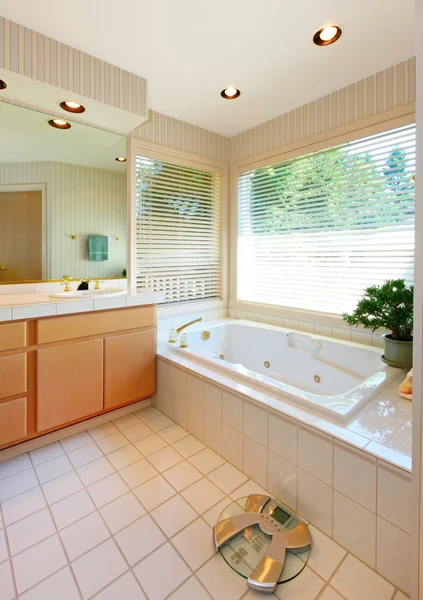Belle salle de bain avec baignoire blanche et carreaux de céramique . — Photo