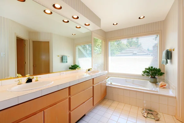 Bonito cuarto de baño con bañera blanca y azulejos de cerámica . — Foto de Stock