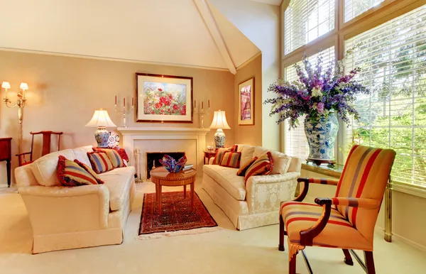 Elegante sala de estar de luxo com lareira e grande janela . — Fotografia de Stock