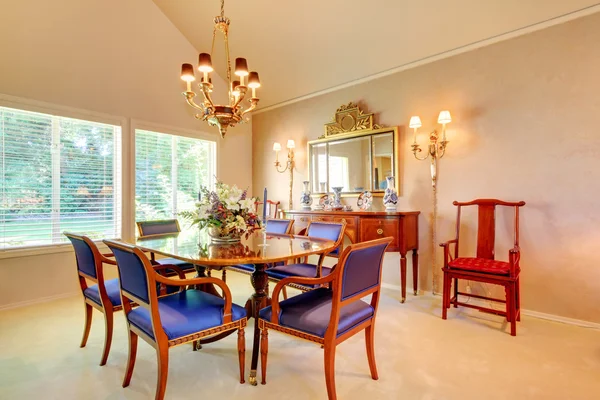 Lüks mavi sandalye ile zarif yemek odası — Stok fotoğraf