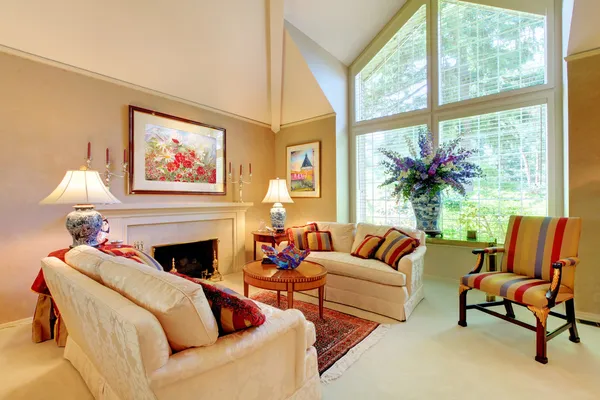 Κομψό πολυτελές living room με τζάκι και μεγάλο παράθυρο. — Φωτογραφία Αρχείου