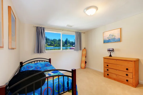 Kinderen jongen slaapkamer met blauwe bed en dressoir. — Stockfoto