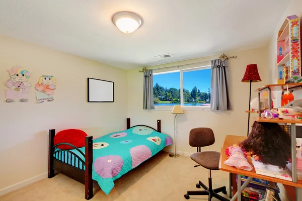 Meisje kinderen slaapkamer met Bureau en bed. — Stockfoto
