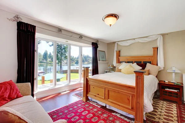Chambre confortable avec vue sur le lac et murs beiges . — Photo