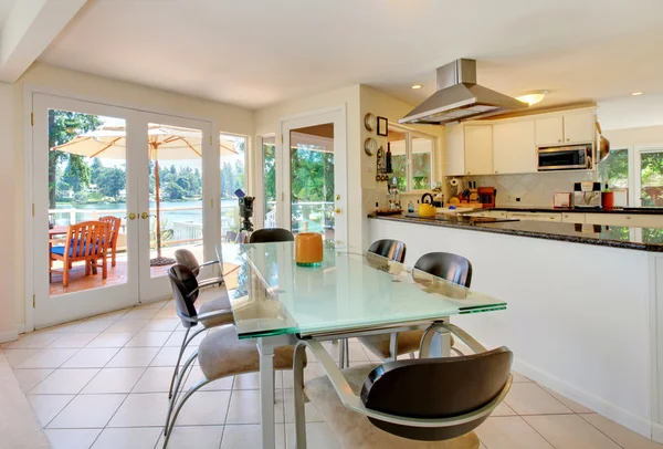 Eetkamer tafel met keuken en grote deuren — Stockfoto