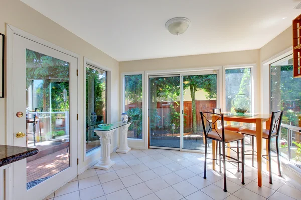 Comedor con muchas ventanas y mesa de comedor pequeña — Foto de Stock