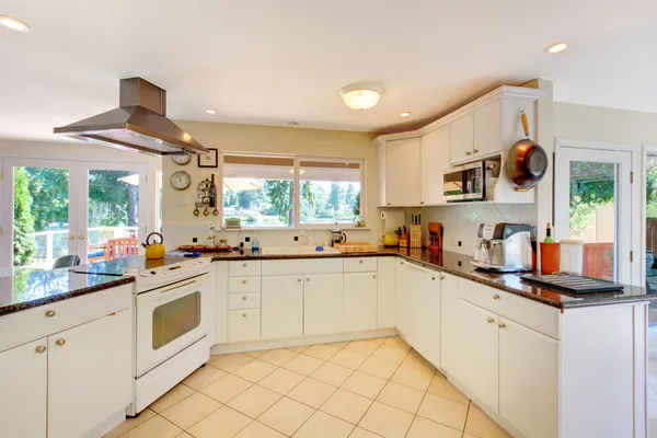 Bílá kuchyně s béžovým podlahy a okna — Stock fotografie